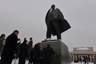 Коммунисты возложили цветы к памятнику Ленину